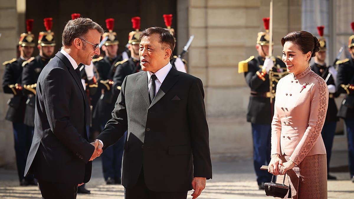 AI-Generated Image Falsely Shows Macron Kneeling Before Thai King