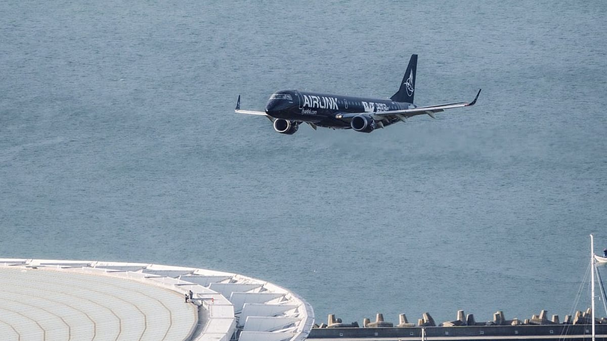 Airlink defends low flyover at Cape Town rugby test