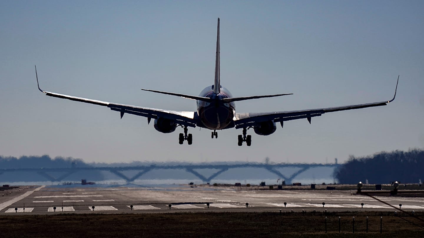 Airplane wastewater could give weeks of early warning for new pandemics