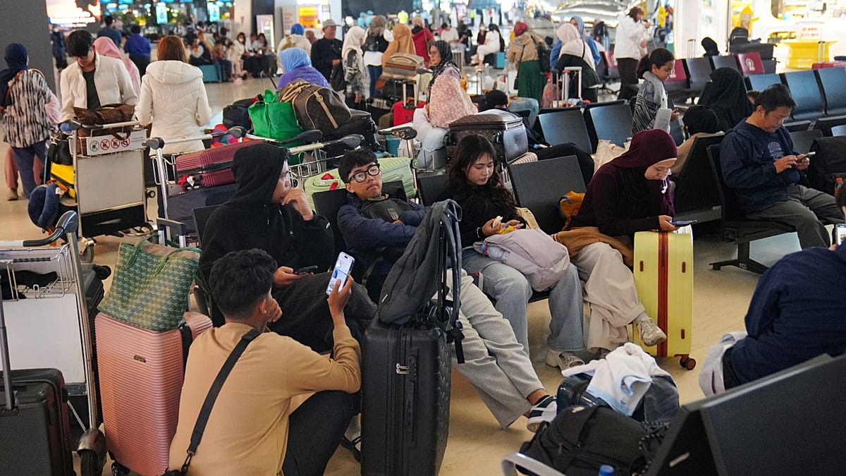 Anak Krakatau eruption strands thousands across Indonesian airports