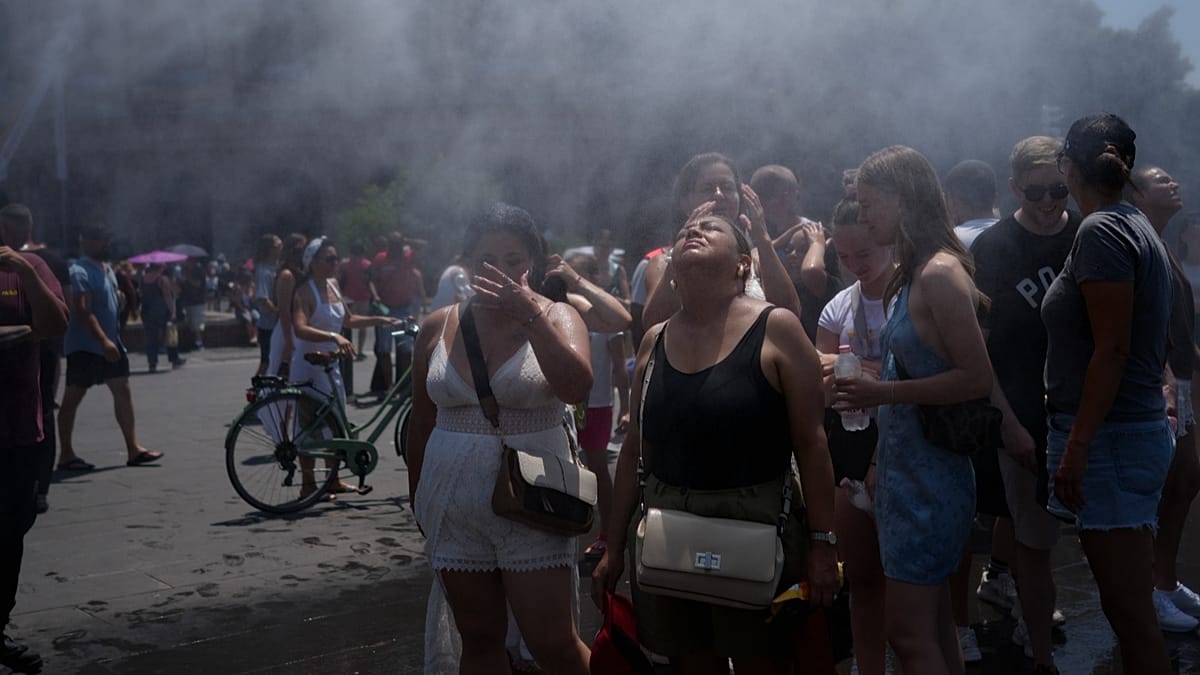 Berlin Police Use Water Cannon to Cool Bruno Mars Fans Amid Heatwave