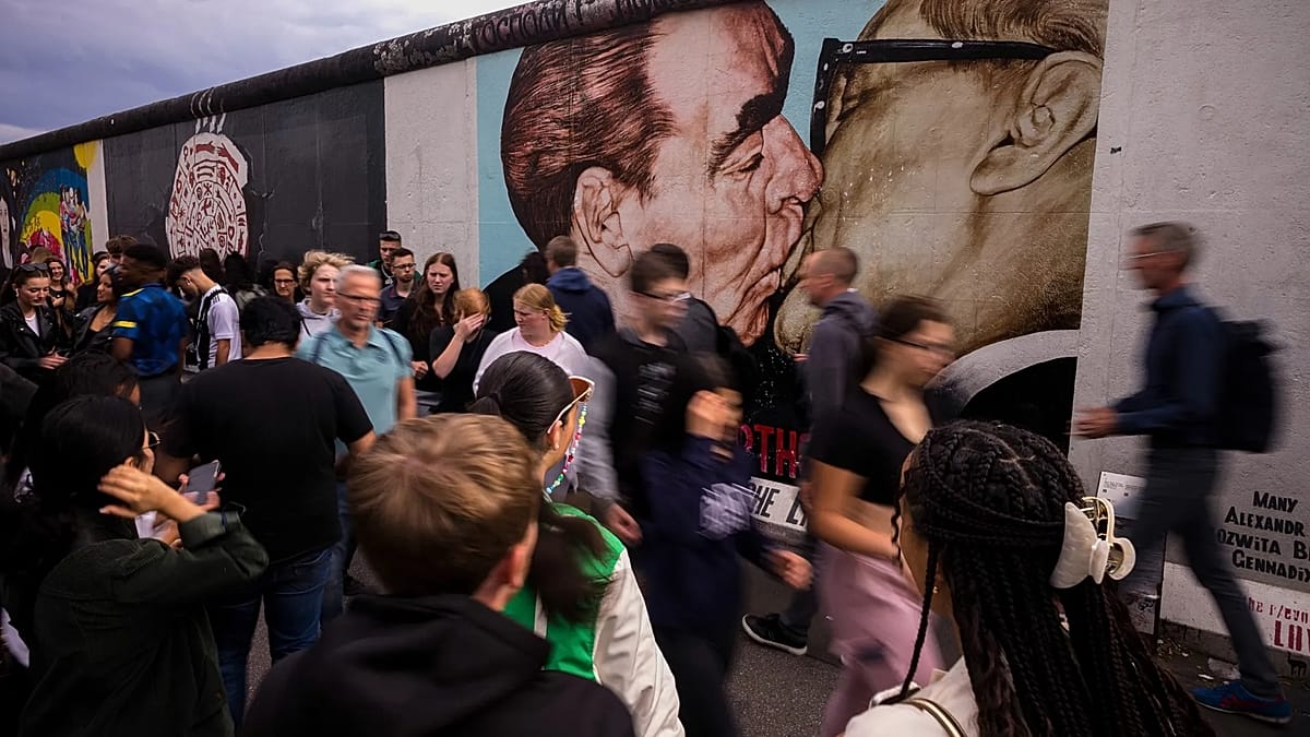 Berlin's Tourist Decline: Rubbish, Transport Woes, and Club Closures