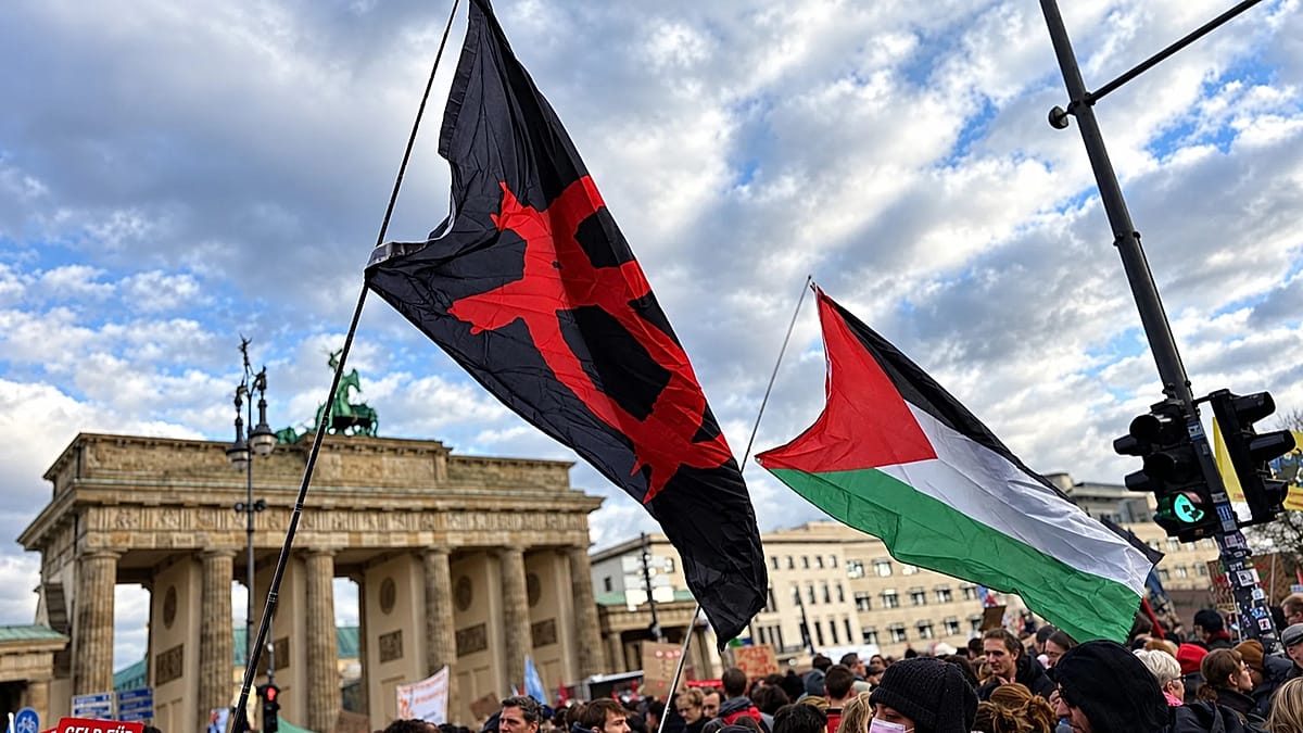 Berlin youth rally mixes education demands with pro-Palestinian slogans