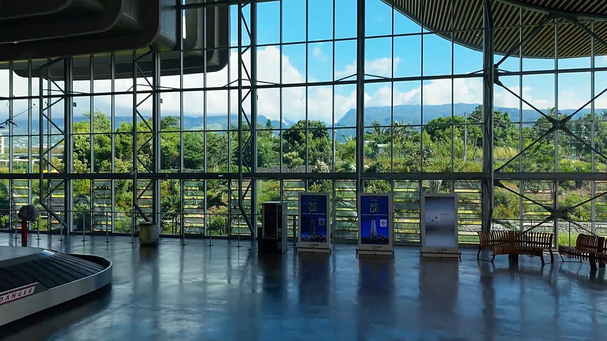 Bioclimatic Architecture: How Réunion Airport Uses Trade Winds to Ditch Air Conditioning