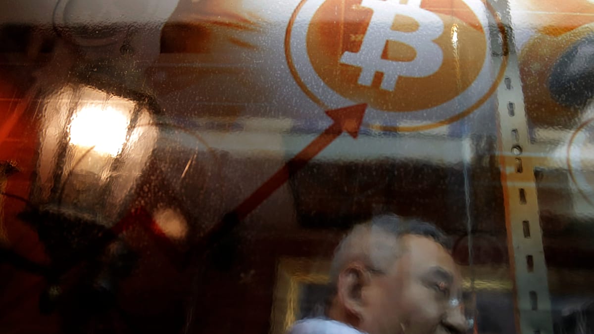 Bitcoin jumps 25% as short squeeze meets Washington's crypto push