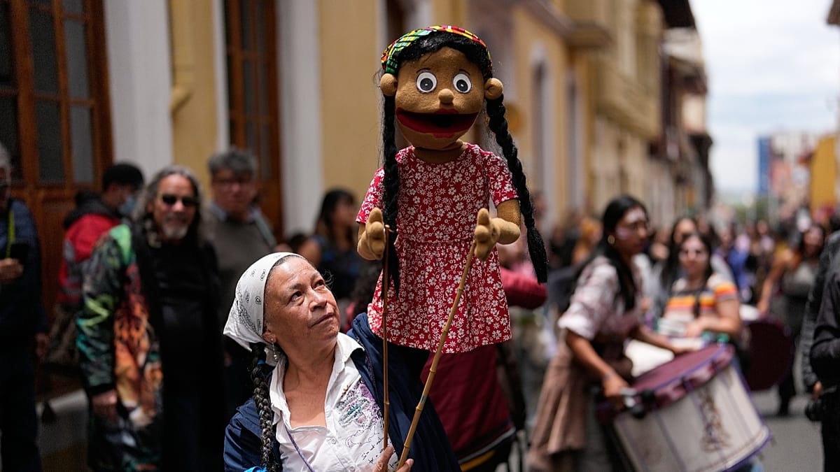 Bogotá artists take to streets against culture budget cuts