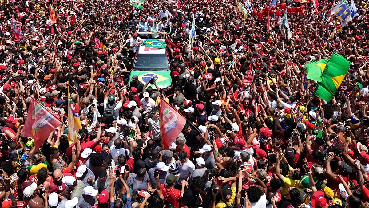 Brazil's knife-edge runoff: Lula and Bolsonaro make final push
