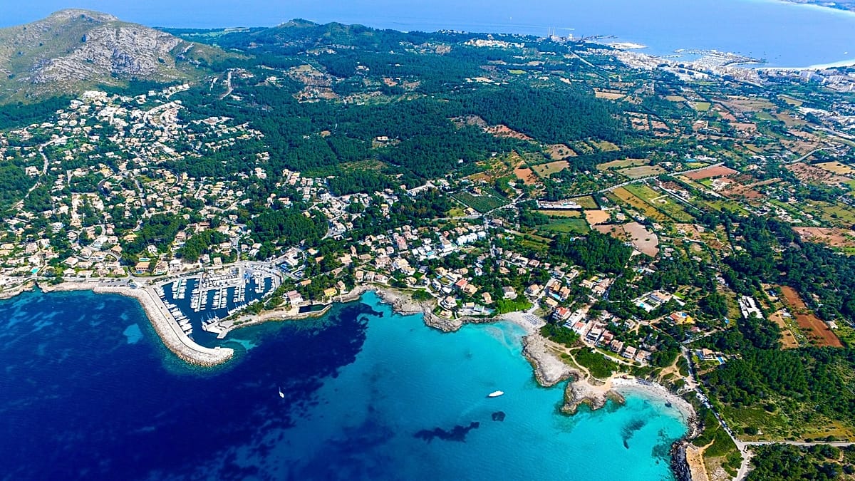 British last-minute holiday bookings surge 26% this summer