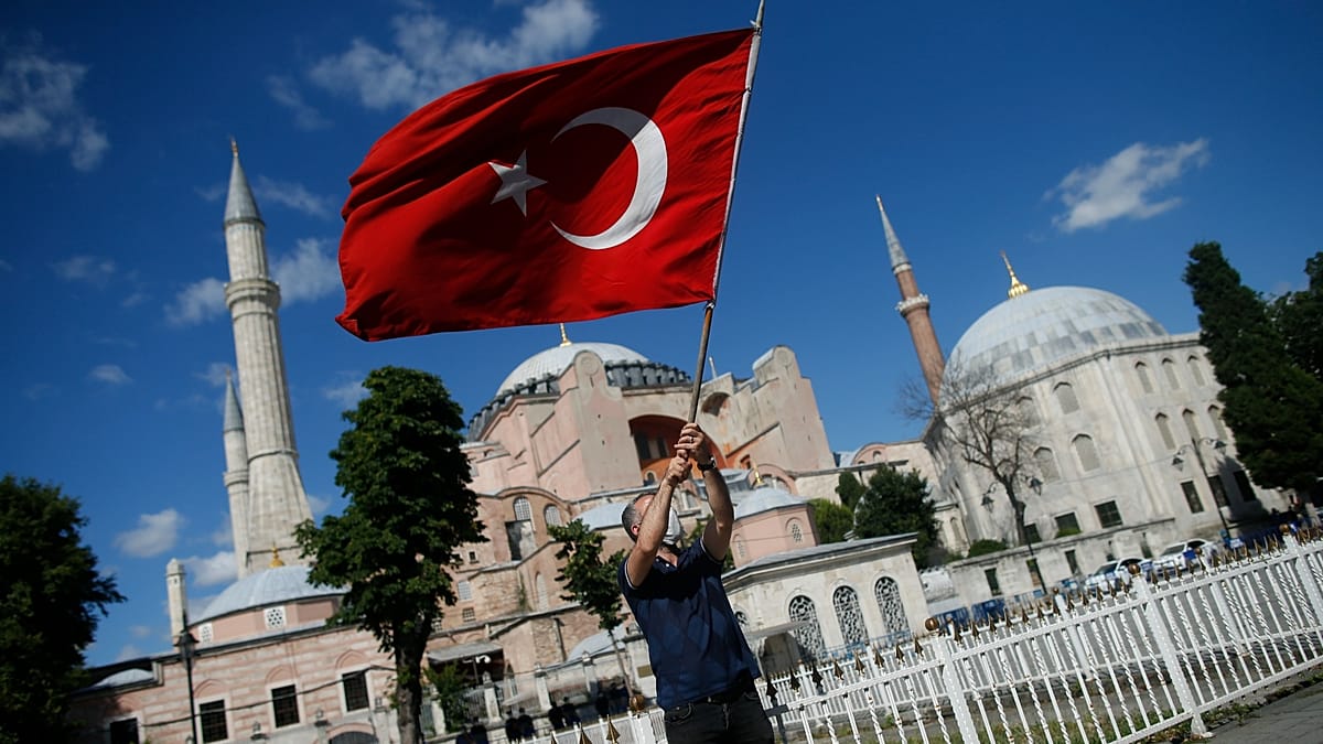 British tourist held in Alanya for spitting on Turkish flag