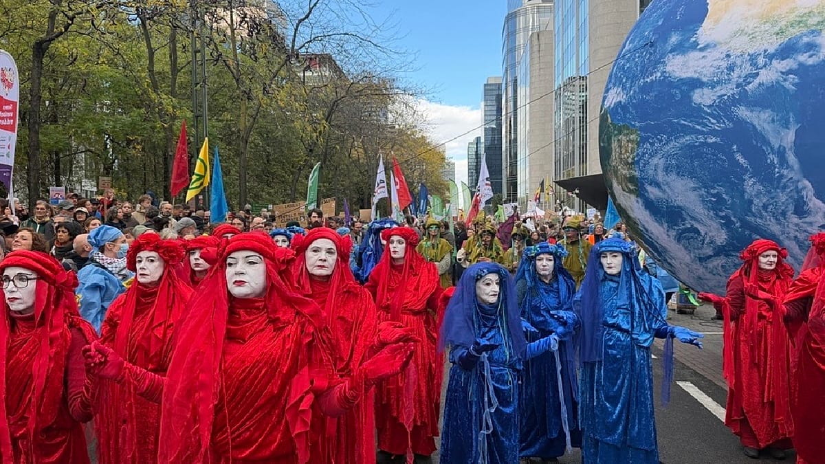 Brussels climate march draws tens of thousands ahead of COP31
