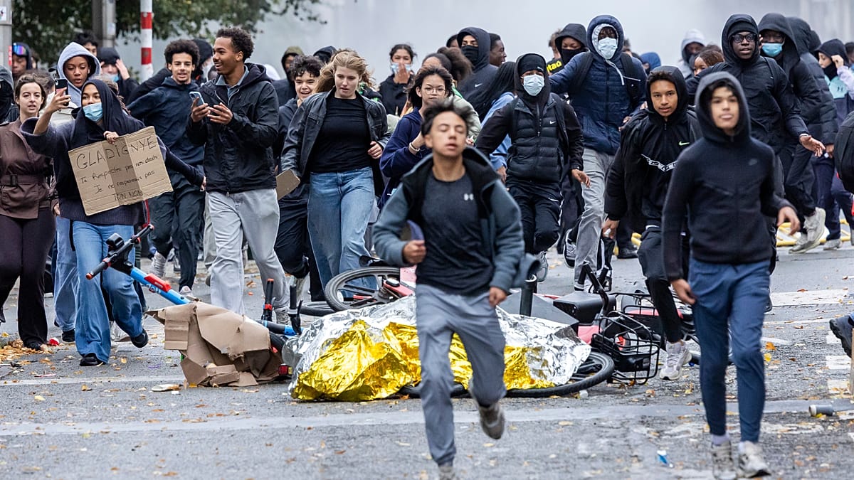 Brussels Police Clash With 30,000 Protesters Over Belgian Austerity Plans