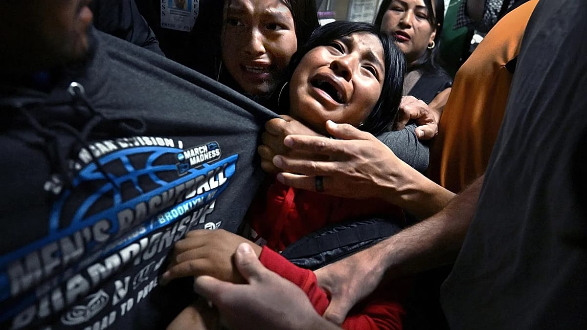 Children Clinging to Detained Father Wins World Press Photo of the Year