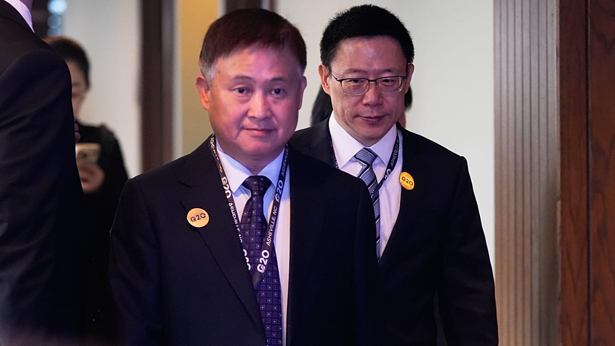 China injects €46bn into state banks and insurers as growth slows