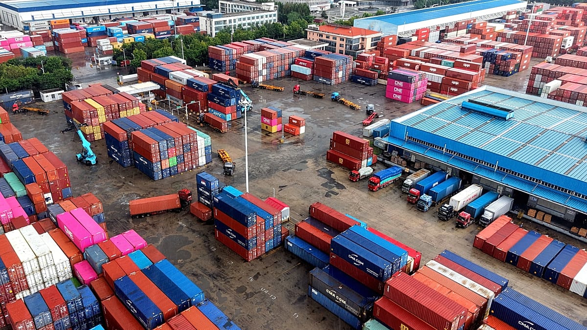 China's exports surge 25% in August on autos and tech demand
