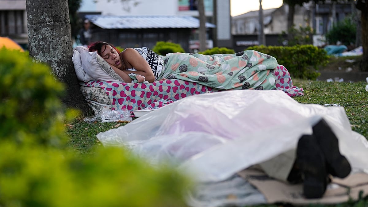 Colombia quake: Pereira rescuers face 'scene of horror' in rubble