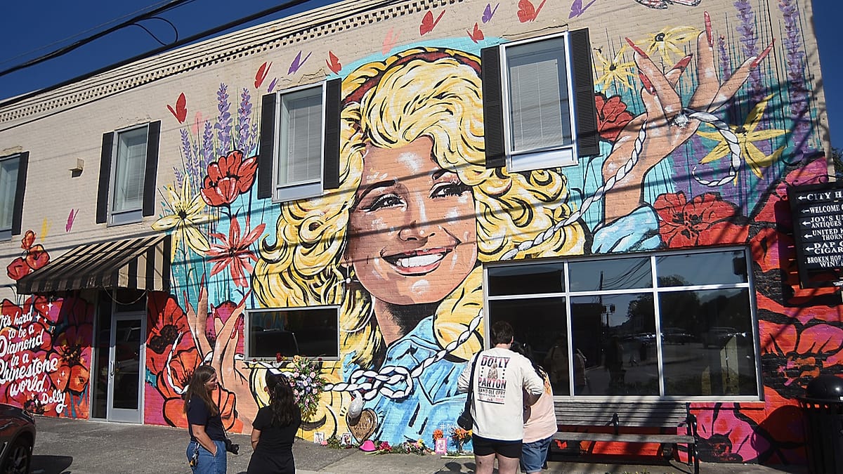 Dolly Parton's sister condemns AI tributes and online exploitation