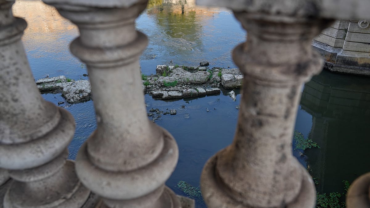 Drought exposes ancient bridge beneath Rome's Tiber