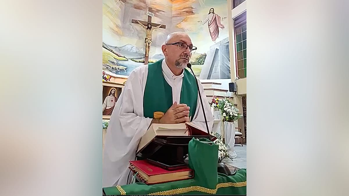Ecuadorian priest dies after cross falls during Mass in Guayaquil