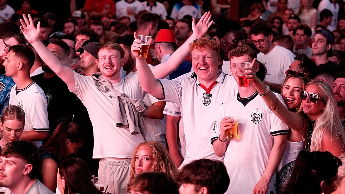 England Fans Adopt Oasis' 'Wonderwall' as World Cup Anthem