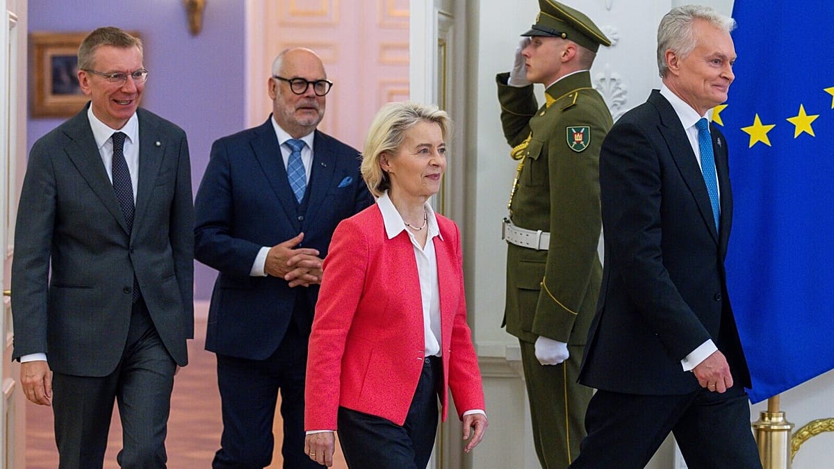 EU Foreign Ministers Weigh Risks of Opening Dialogue with Russia