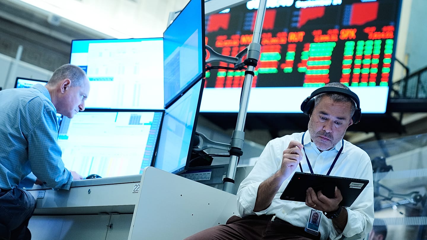 European shares mixed as oil swings and US bond moves keep investors cautious
