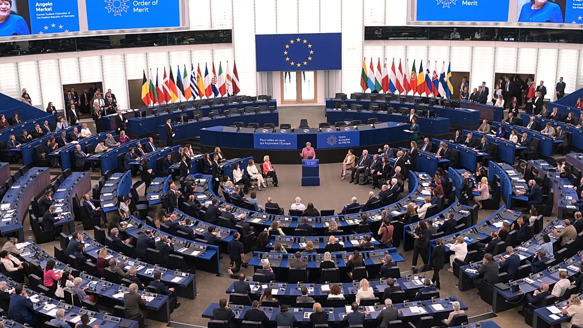 Fact Check: No, the European Parliament Did Not Hire Claqueurs to Applaud Merkel