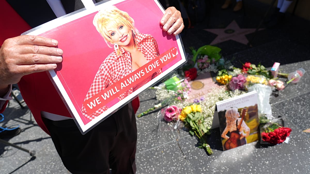Fans gather to honor Dolly Parton with flowers and memories