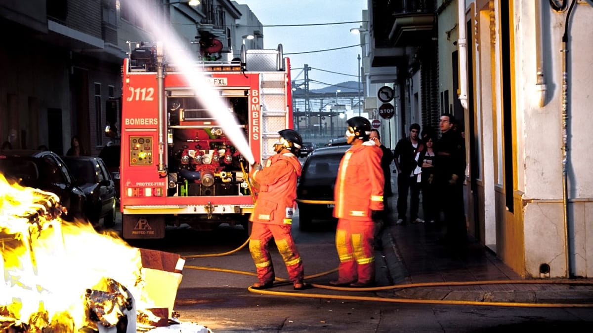 Fire in Squatter-Occupied Flats Forces Evacuation of 80 Residents in Valencia