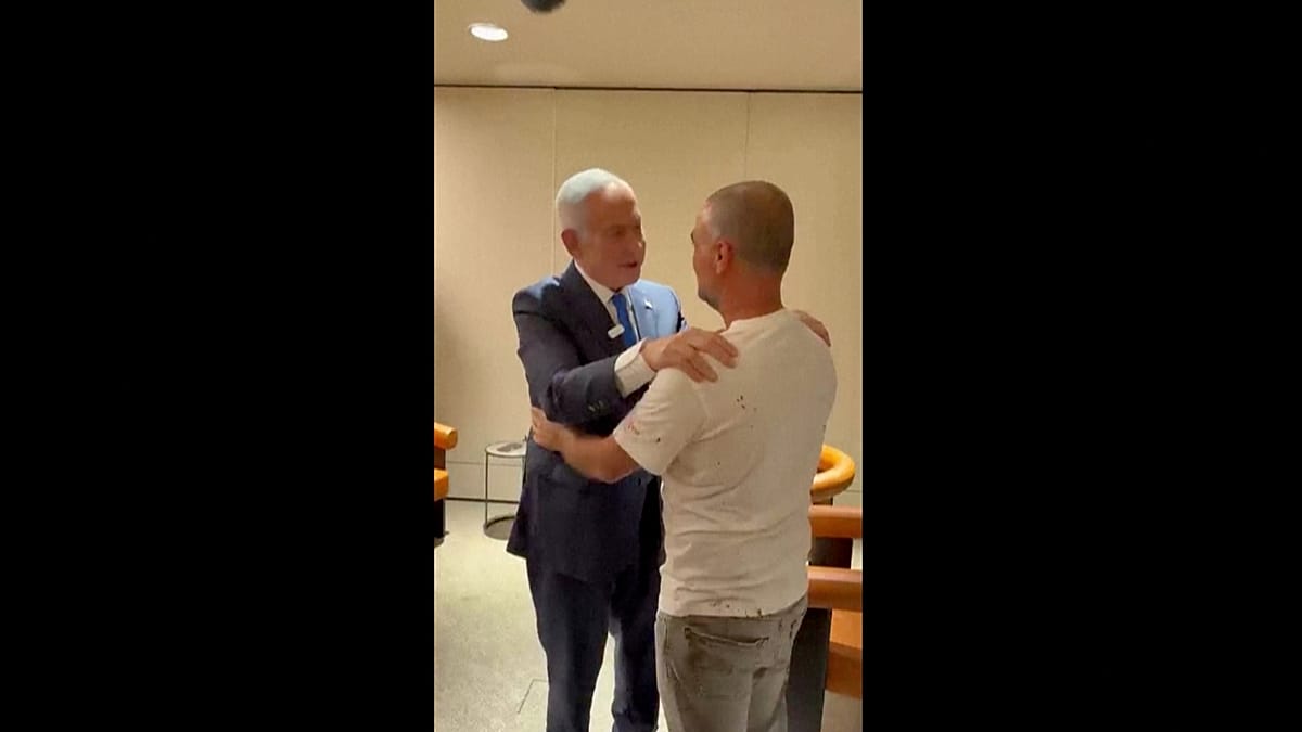 Flydubai passenger who subdued attacker meets Netanyahu at Ben Gurion