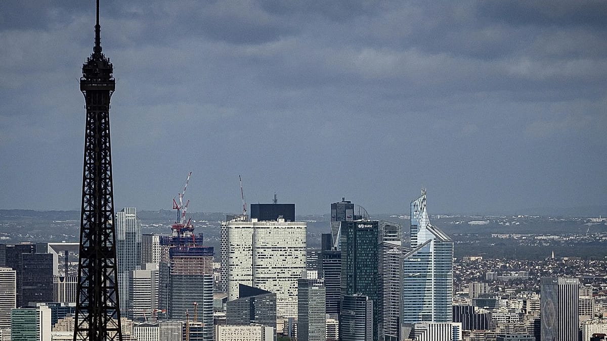 France's economy stalls as budget deadlock deepens fiscal worries
