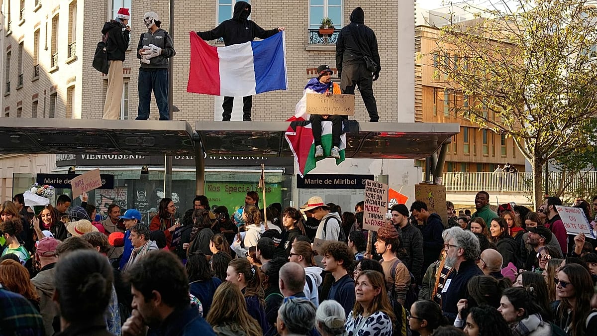 France's Third Protest Weekend Draws 320,000 as Clashes Flare at Dusk