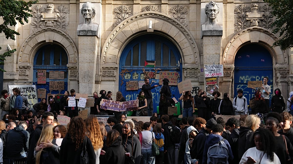 France sees hundreds of lycées shut as student protests escalate