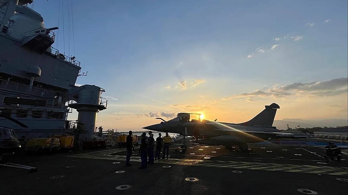 French Carrier Group Moves South of Suez for Potential Hormuz Mission