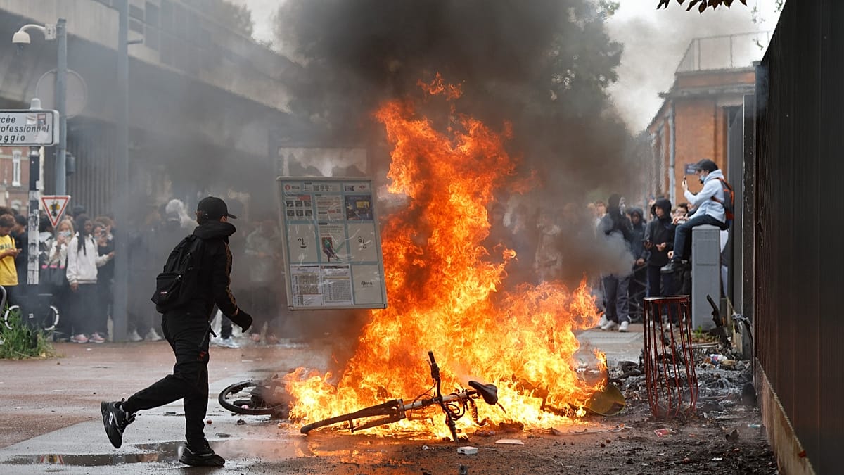 French students clash with police as school blockades spread nationwide