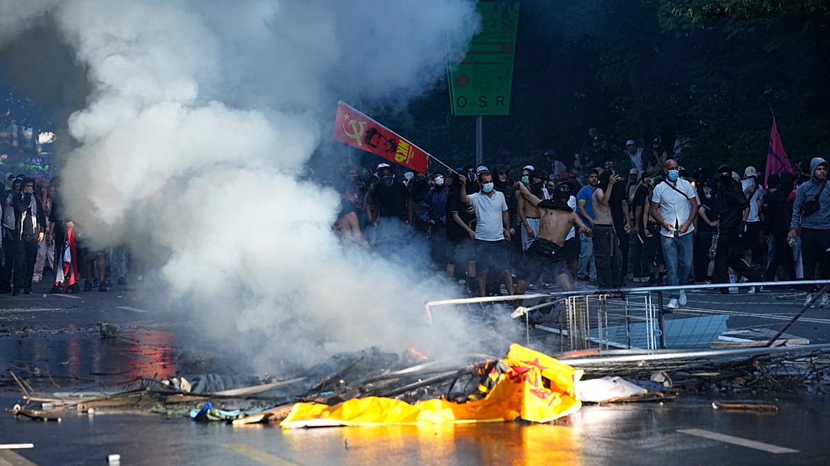 Geneva Clashes as 20,000 Protest G7 Summit in Évian