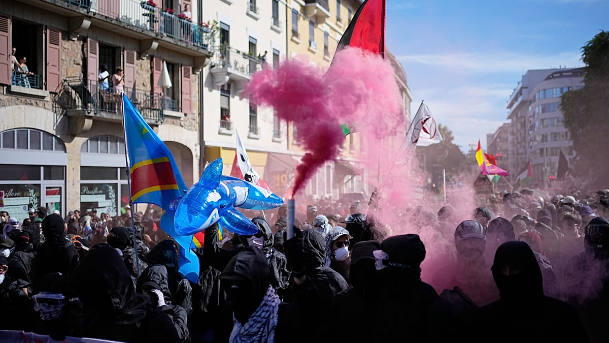 Geneva Sees 20,000 Protest G7 Summit as Leaders Gather in Évian