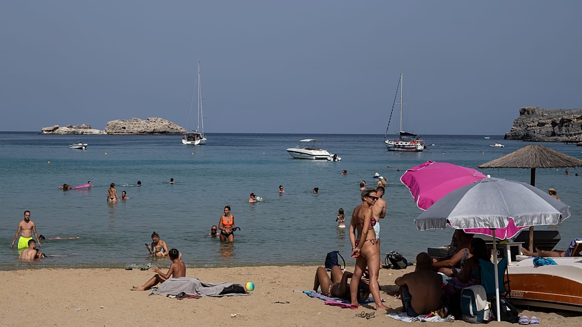 Greece's July tourism surge driven by foreign visitors, ELSTAT data show