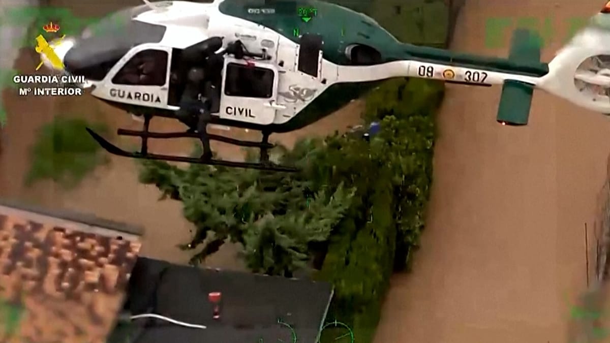 Guardia Civil rescues family and dogs from flooding in Oliva, Valencia