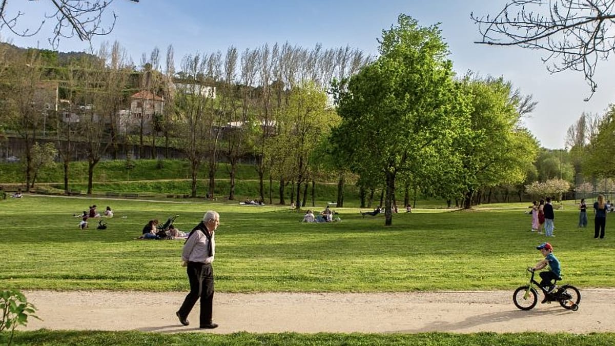 Guimarães cools its stone streets with green corridors and river revival