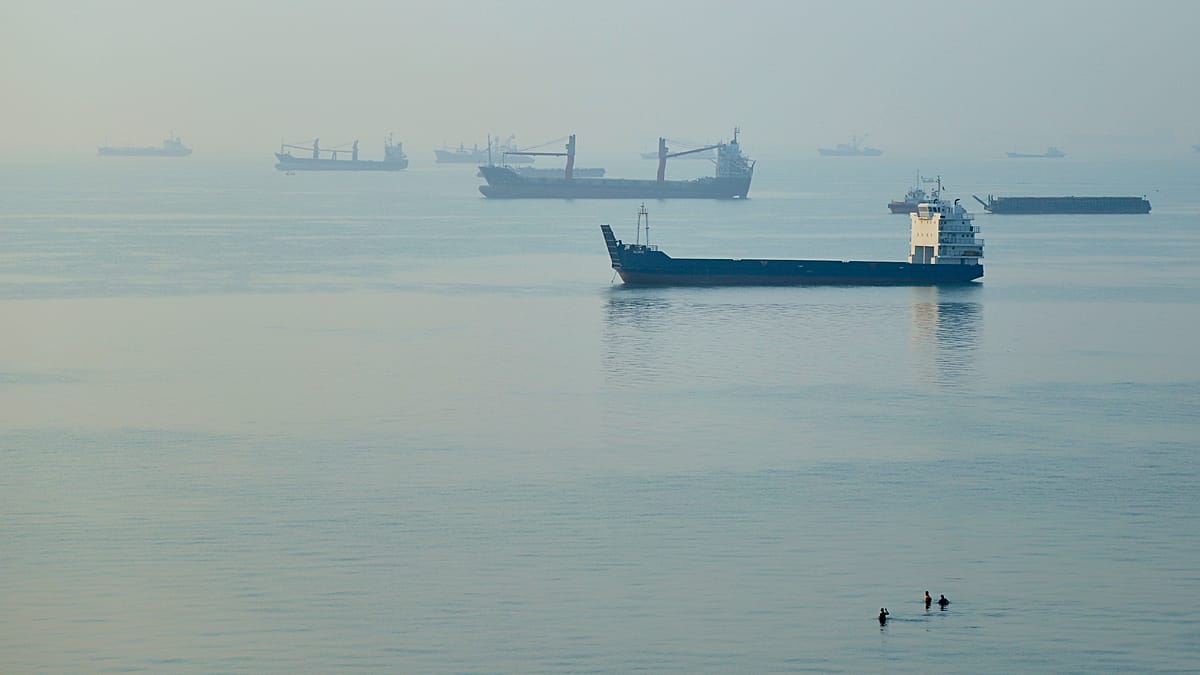 Gulf oil exports climb but Hormuz risks persist for European buyers