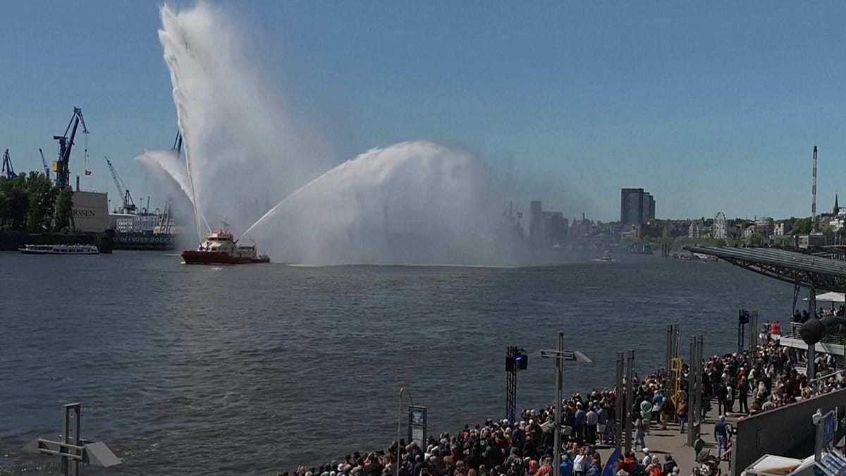 Hamburg Harbour Celebrates 837 Years with 250-Ship Maritime Parade