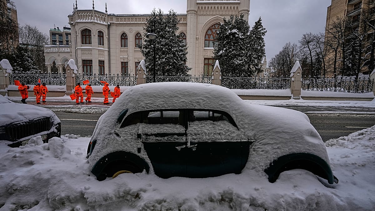 Heavy autumn snow traps trucks and halts buses in Russia's Magadan region