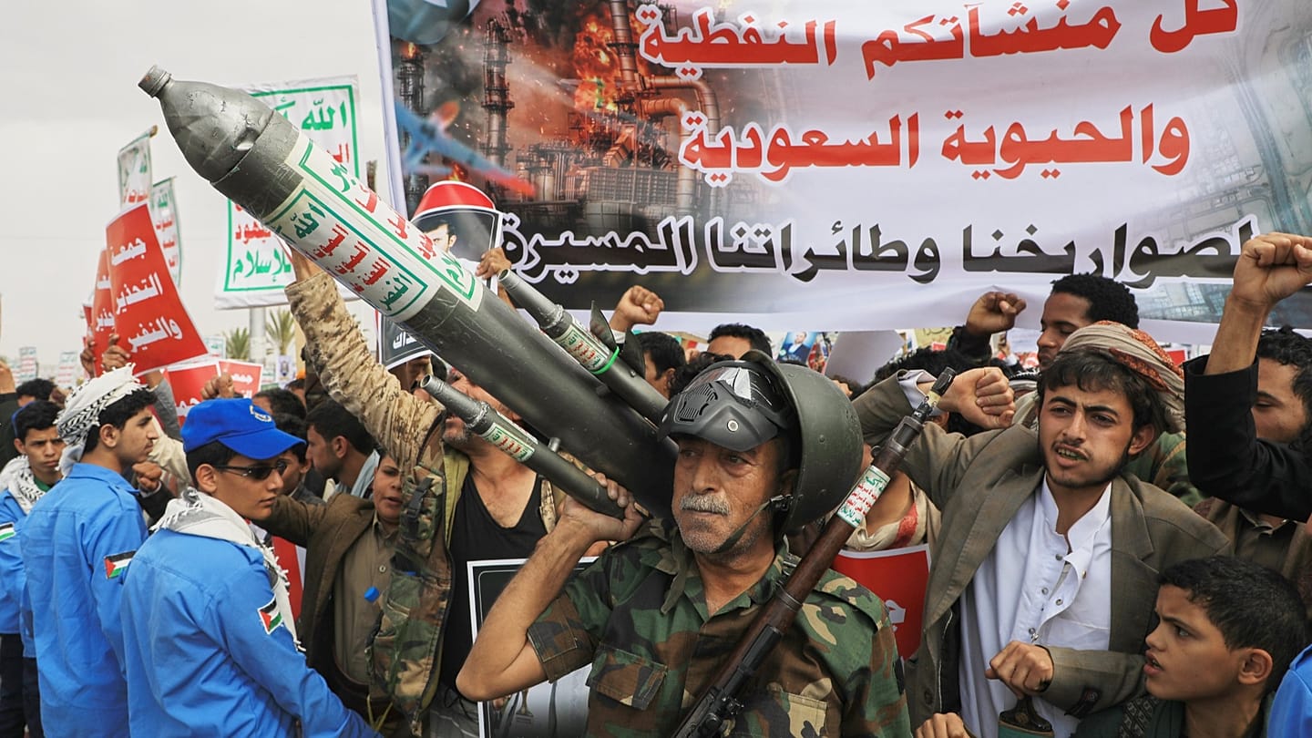 Houthi missile hits Saudi tanker off Yanbu, escalating Red Sea crisis