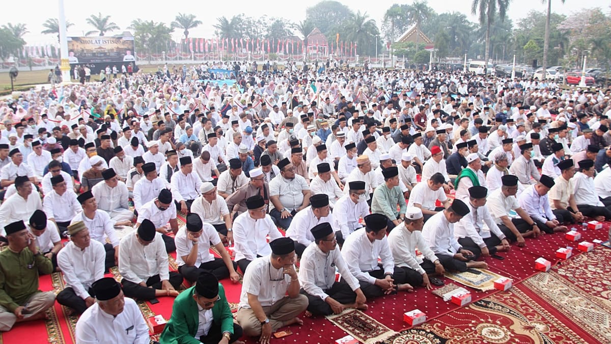 Indonesian Muslims pray for rain as wildfires choke Sumatra and Kalimantan