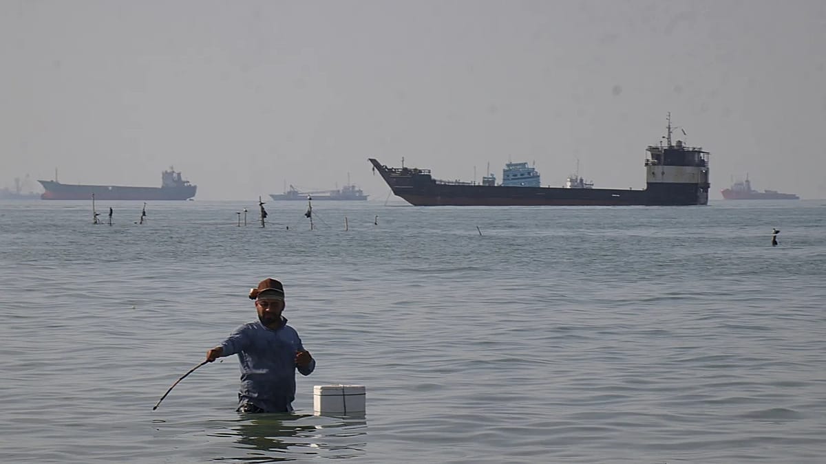 Iran Claims to Block US Navy in Strait of Hormuz as Tensions Escalate
