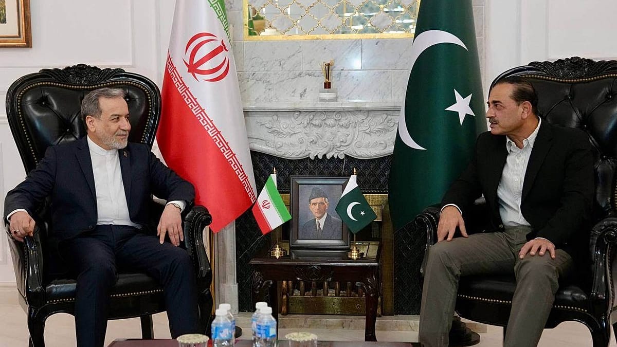 Iran's FM Visits Pakistan for Indirect Talks, Rules Out Direct US Negotiations