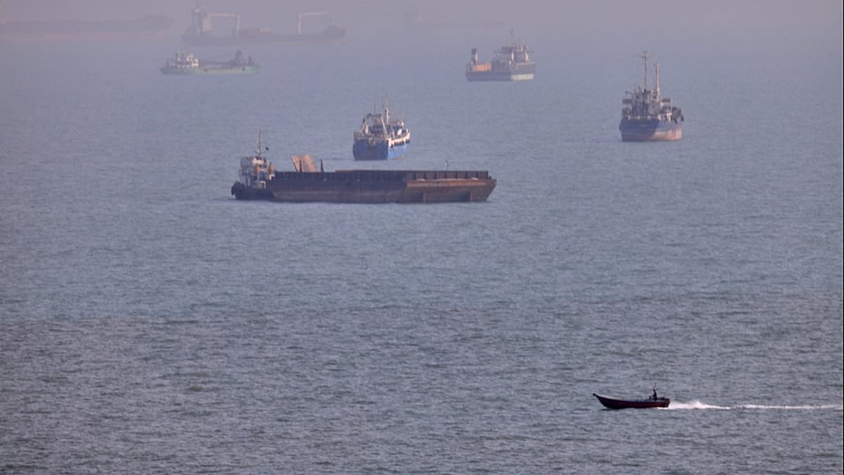 Iran strikes US bases in Jordan after American attack on Hormuz island