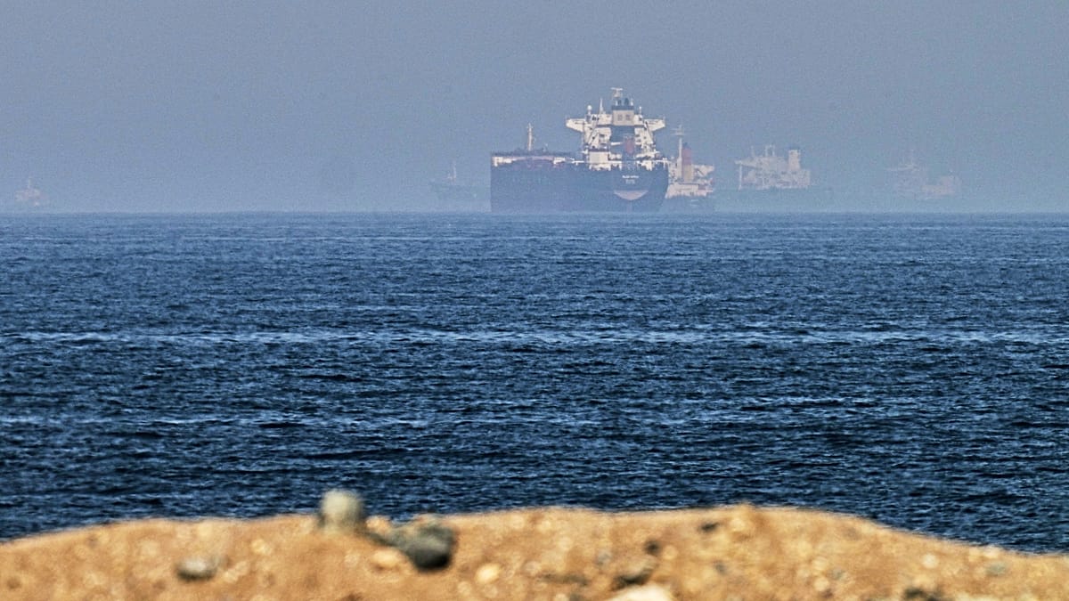 Iran threatens US warships over Hormuz shipping corridors