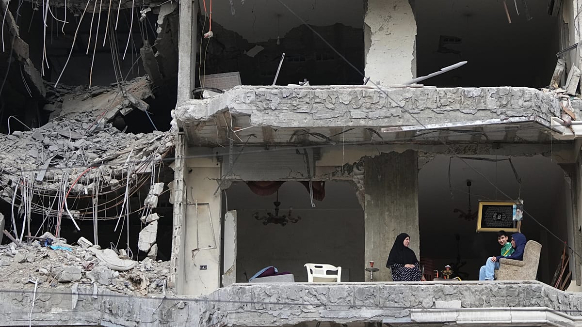 Israeli Airstrikes Kill Eight in Southern Lebanon, Including Three Civil Defence Medics