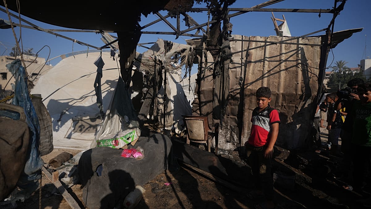 Israeli airstrikes on Gaza shelters kill four as camp conditions worsen